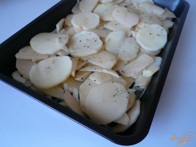 Фото приготовление рецепта: Свининка с картофелем и лучком шаг №5