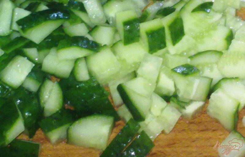Фото приготовление рецепта: Салат с рисом и базиликом шаг №3