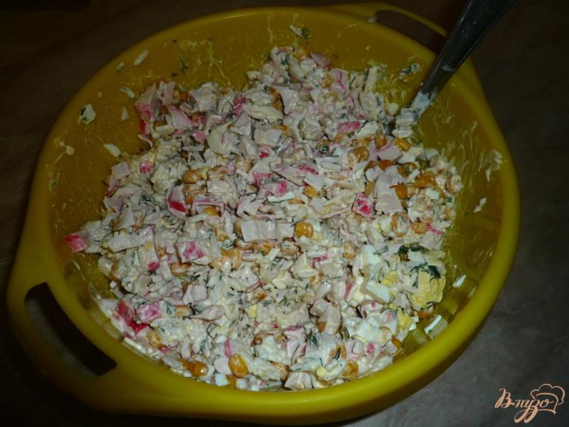 Фото приготовление рецепта: Салат домашний с крабовым мясом шаг №5