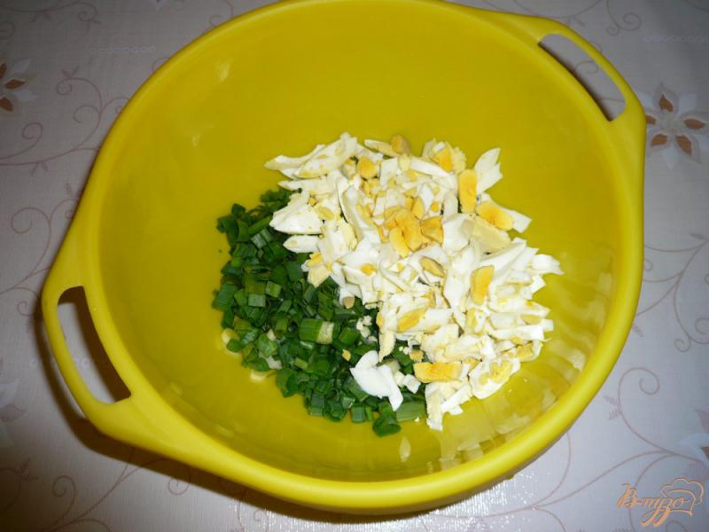 Фото приготовление рецепта: Салат с зелёным луком шаг №2
