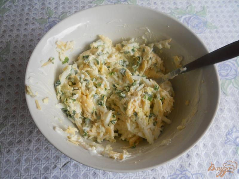 Фото приготовление рецепта: Салат сырный с молодым чесночком шаг №5