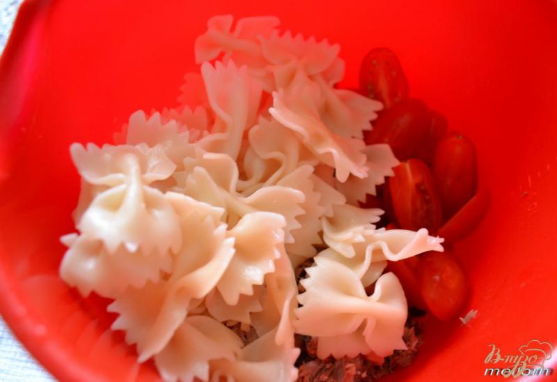 Фото приготовление рецепта: Салат с тунцом, макаронами и помидорами черри шаг №3