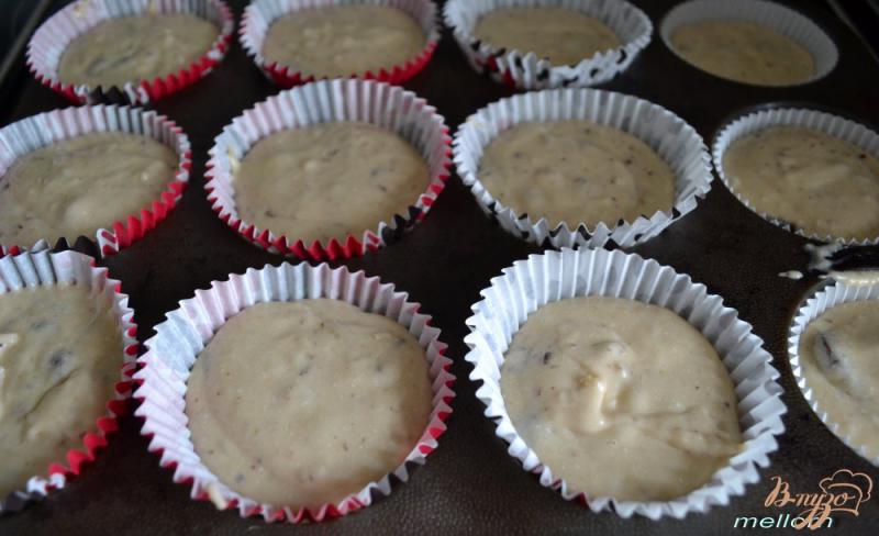 Фото приготовление рецепта: Кексы на топленом молоке с шоколадом и орехами шаг №7
