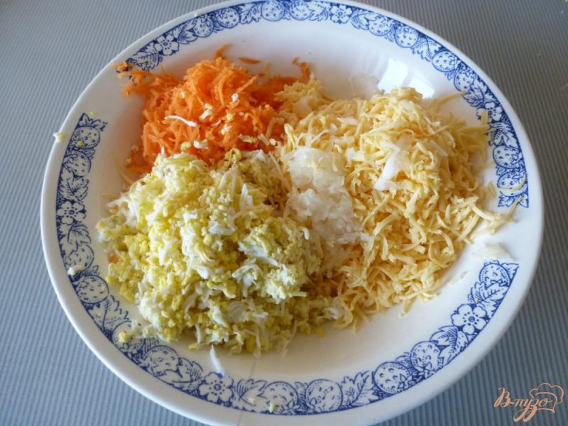 Фото приготовление рецепта: Сырная закуска с морковью и чесноком шаг №2