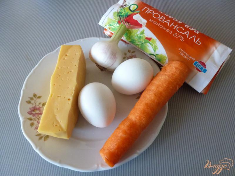 Фото приготовление рецепта: Сырная закуска с морковью и чесноком шаг №1