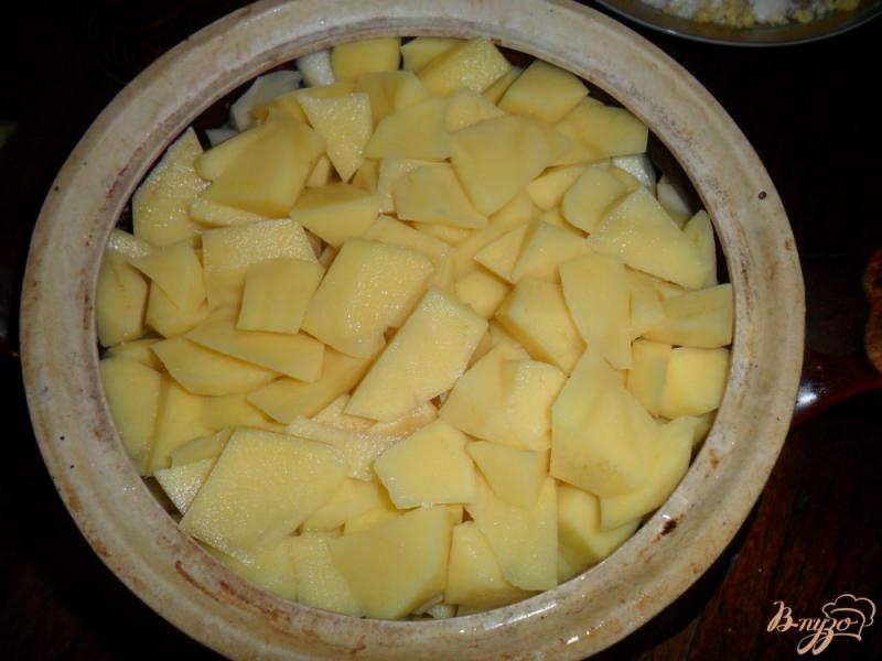 Фото приготовление рецепта: Тушенный картофель в горшочке с свиными ребрами шаг №3