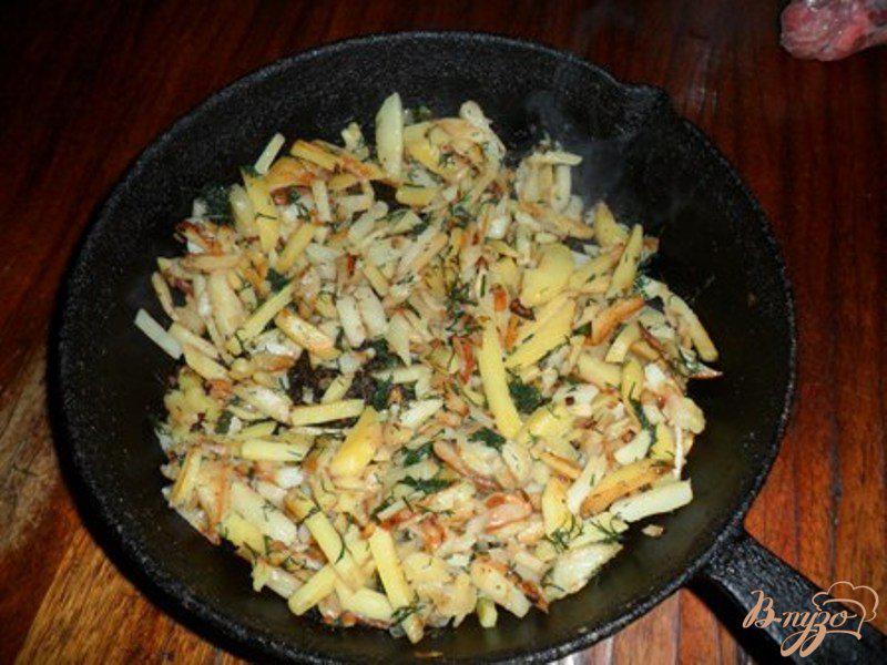 Фото приготовление рецепта: Жаренный картофель с луком и укропом шаг №4