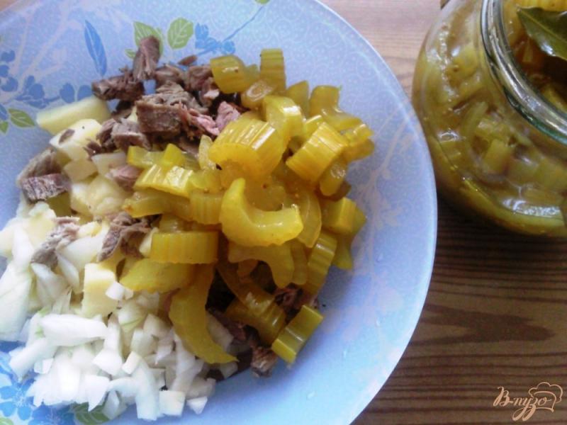 Фото приготовление рецепта: Овощной салат с говядиной и маринованным сельдереем шаг №2