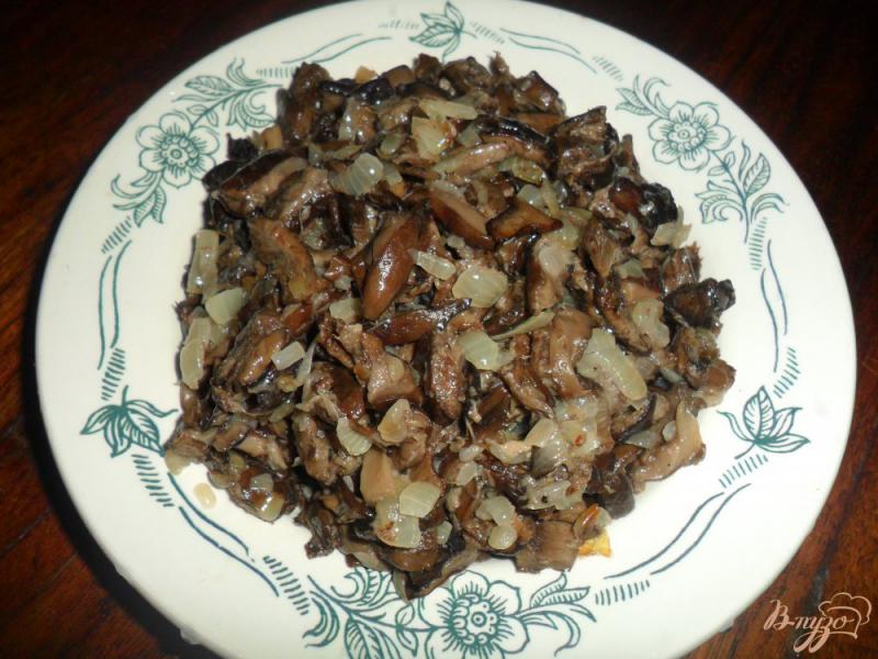 Фото приготовление рецепта: Жареные грибы с луком шаг №4