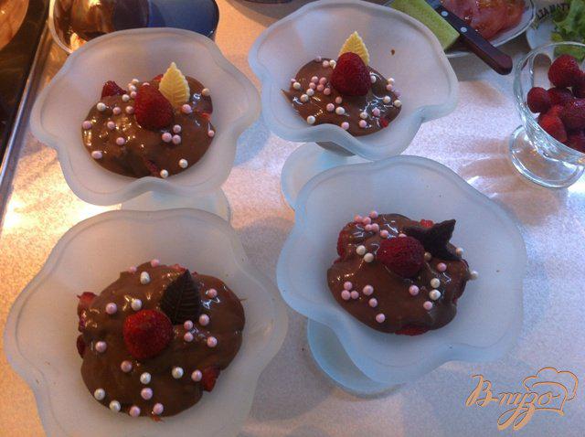 Фото приготовление рецепта: Десерт клубничный с шоколадной филадельфией шаг №9