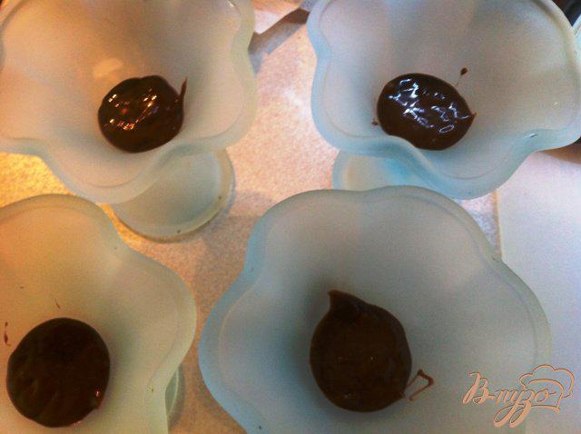 Фото приготовление рецепта: Десерт клубничный с шоколадной филадельфией шаг №6