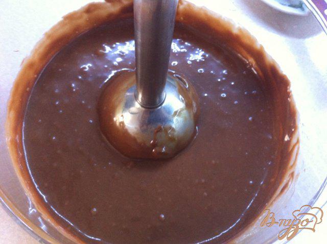 Фото приготовление рецепта: Десерт клубничный с шоколадной филадельфией шаг №4
