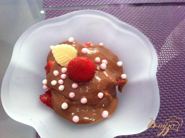 Фото приготовление рецепта: Десерт клубничный с шоколадной филадельфией шаг №10