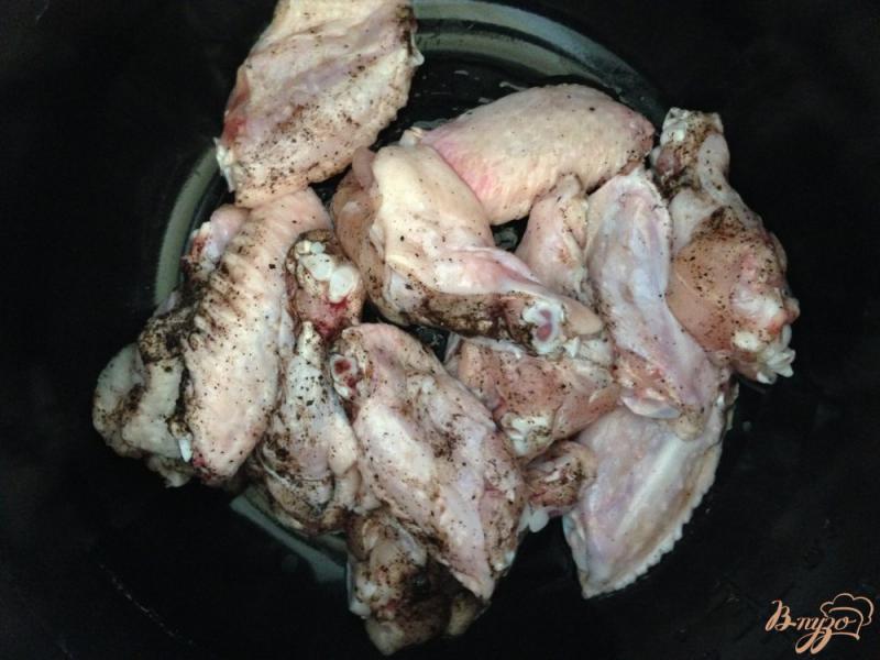 Фото приготовление рецепта: Куриные крылья с тушенными грибами в сливках шаг №5
