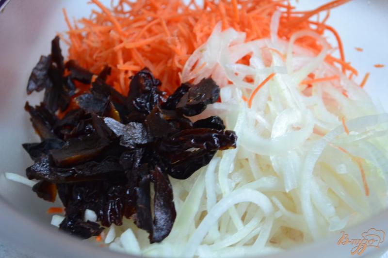 Фото приготовление рецепта: Луково-морковный салат с черносливом шаг №2