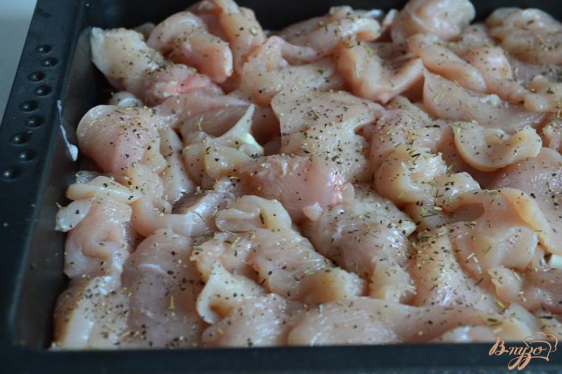 Фото приготовление рецепта: Мясо куриных грудок с картофелем шаг №1