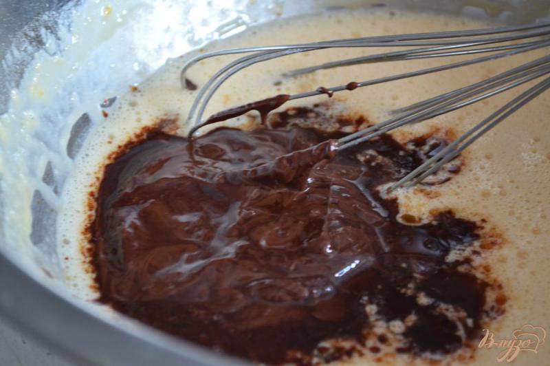 Фото приготовление рецепта: Шоколадный пирог с яблоками шаг №5