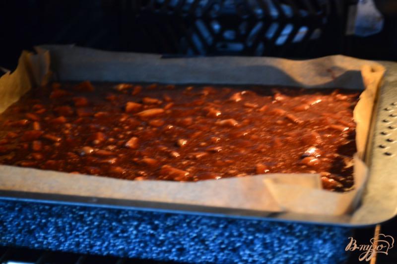 Фото приготовление рецепта: Шоколадный пирог с яблоками шаг №6