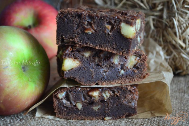 Фото приготовление рецепта: Шоколадный пирог с яблоками шаг №7