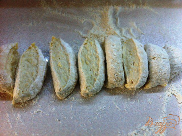 Фото приготовление рецепта: Сырные лепешки с грибами шаг №7