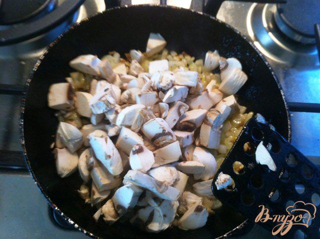 Фото приготовление рецепта: Сырные лепешки с грибами шаг №6