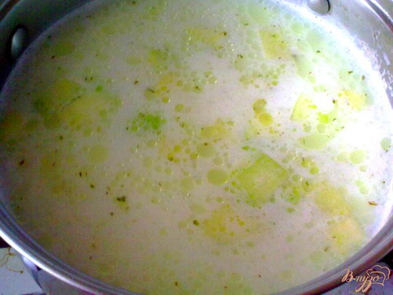 Фото приготовление рецепта: Суп рисовый с кабачками шаг №4