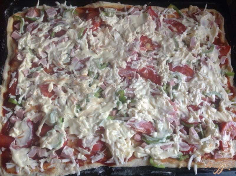 Фото приготовление рецепта: Вкуснейшая пицца с тонким тестом шаг №13