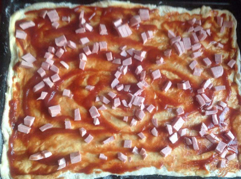Фото приготовление рецепта: Вкуснейшая пицца с тонким тестом шаг №11