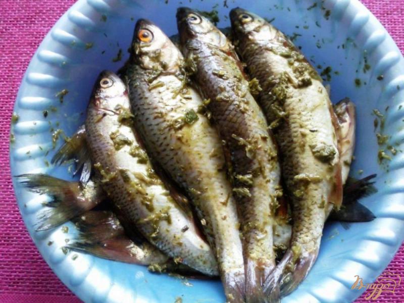Фото приготовление рецепта: Жаренная речная рыба,маринованная в соусе чимичурри шаг №2