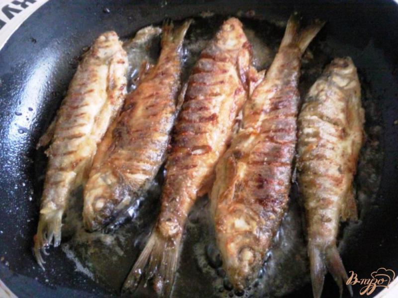 Фото приготовление рецепта: Жаренная речная рыба,маринованная в соусе чимичурри шаг №3