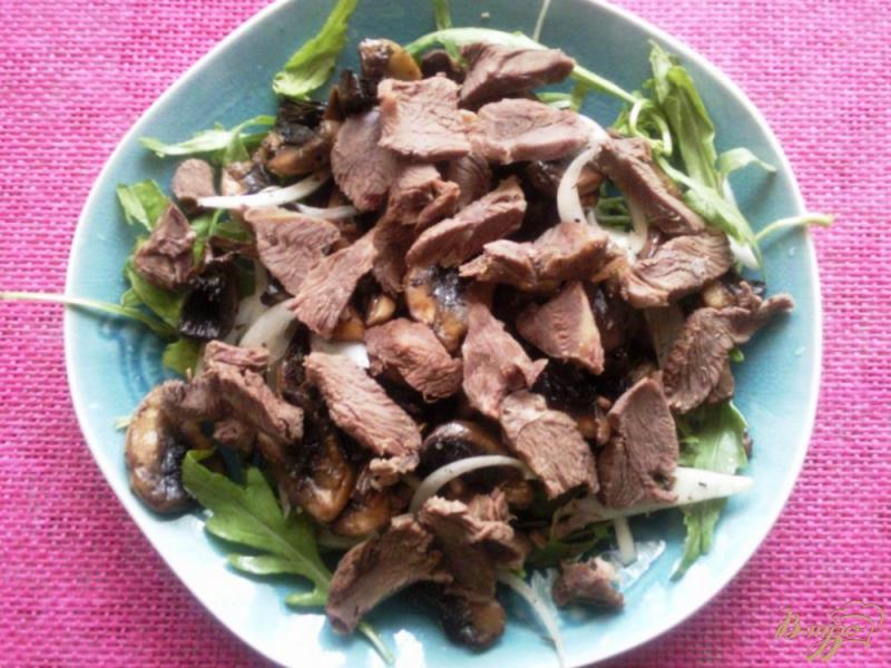 Фото приготовление рецепта: Салат с говядиной и киви шаг №3
