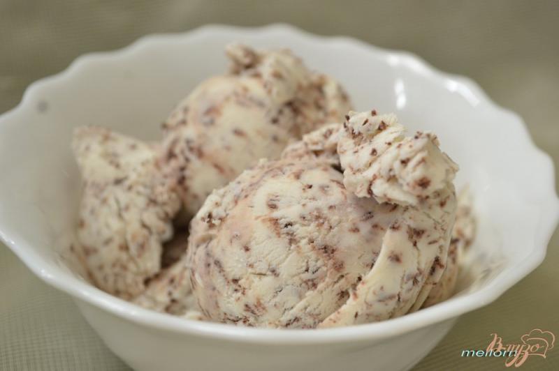 Фото приготовление рецепта: Сливочное мороженое с шоколадной крошкой шаг №5