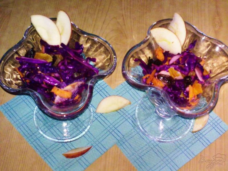 Фото приготовление рецепта: Салат из краснокочанной капусты с яблоком шаг №6