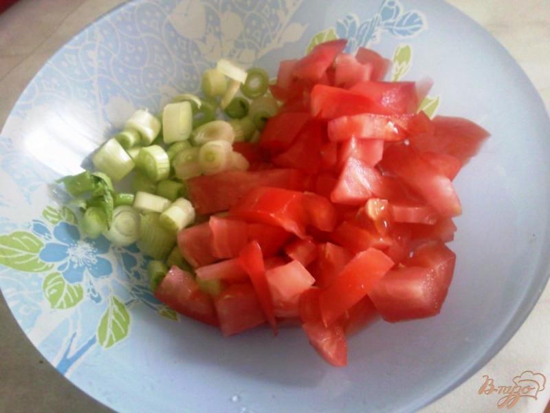 Фото приготовление рецепта: Салат с красной рыбой и помидорами шаг №1