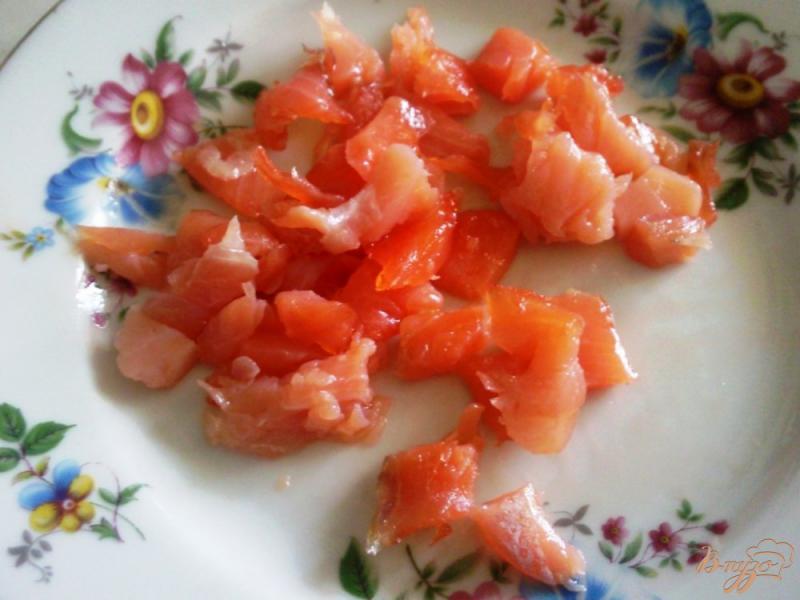 Фото приготовление рецепта: Салат с красной рыбой и помидорами шаг №2
