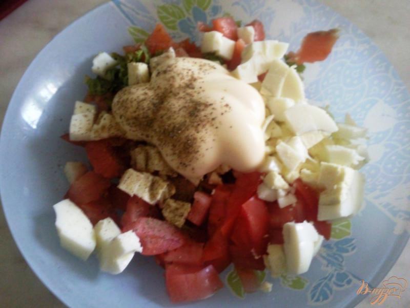 Фото приготовление рецепта: Салат с красной рыбой и помидорами шаг №4