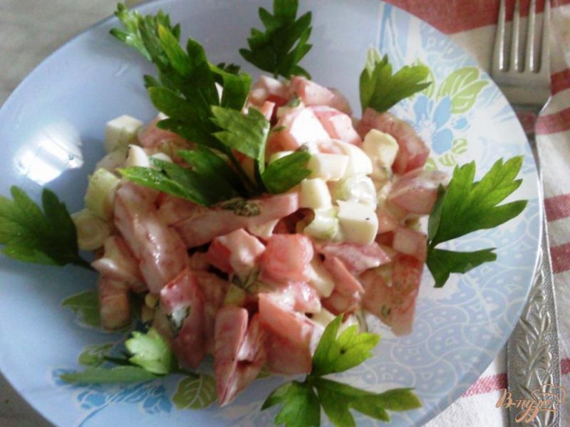 Фото приготовление рецепта: Салат с красной рыбой и помидорами шаг №5
