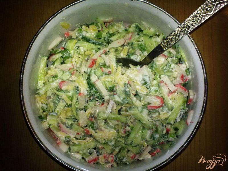 Фото приготовление рецепта: Салат с крабовыми палочками «Сюжет» шаг №5