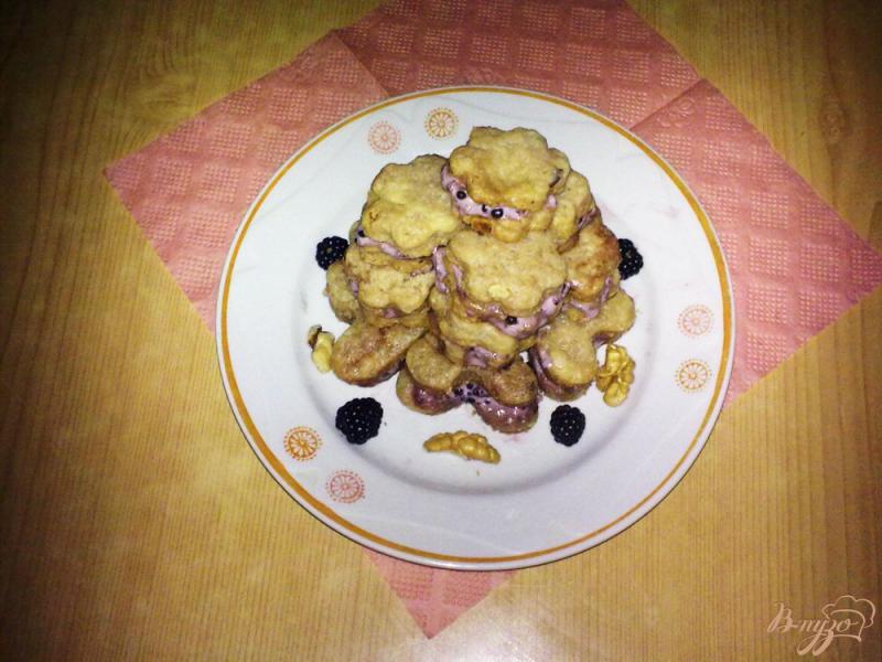 Фото приготовление рецепта: Печенье с ежевичным кремом шаг №4