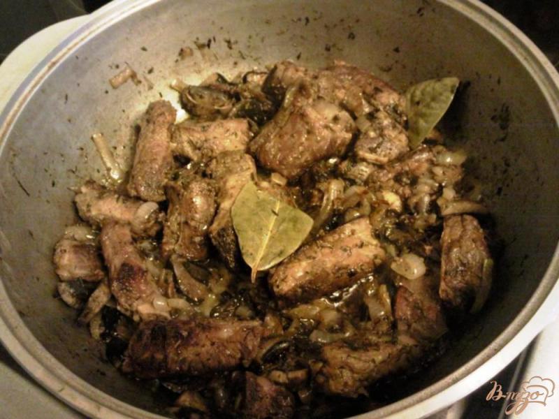 Фото приготовление рецепта: Свиные ребра с грибами и вином шаг №3
