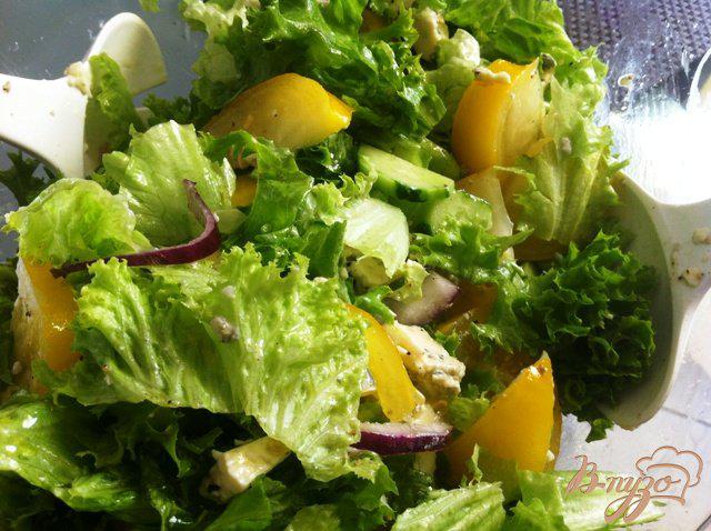 Фото приготовление рецепта: Салат с голубым сыром шаг №9
