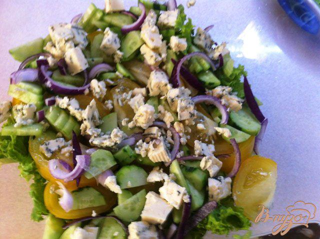 Фото приготовление рецепта: Салат с голубым сыром шаг №7