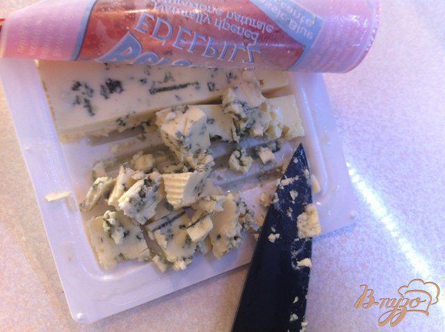 Фото приготовление рецепта: Салат с голубым сыром шаг №6