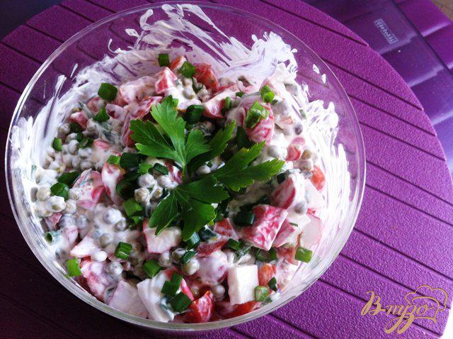 Фото приготовление рецепта: Салат с крабовыми палочками и помидорами шаг №8