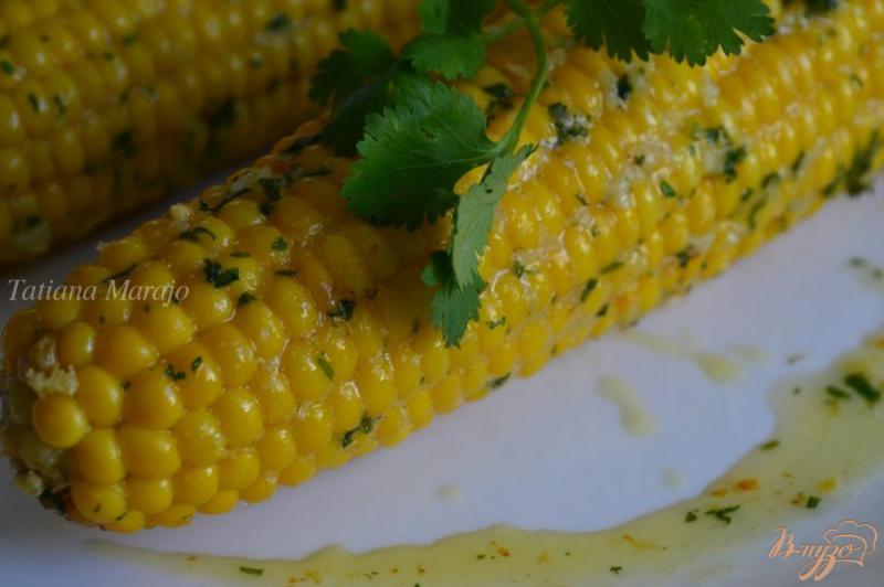 Фото приготовление рецепта: Кукуруза чесночно-сливочная с кинзой шаг №5