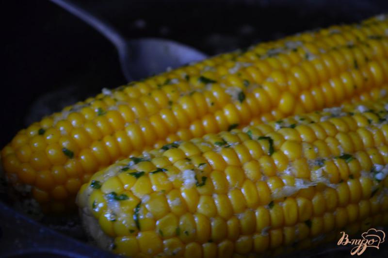 Фото приготовление рецепта: Кукуруза чесночно-сливочная с кинзой шаг №4