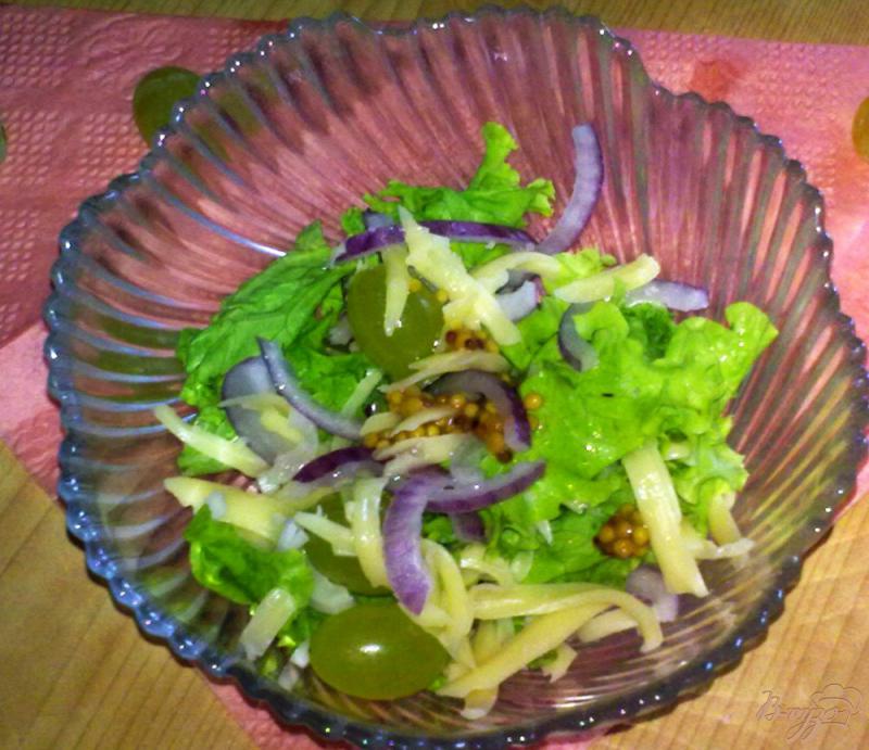 Фото приготовление рецепта: Салат с виноградом шаг №5