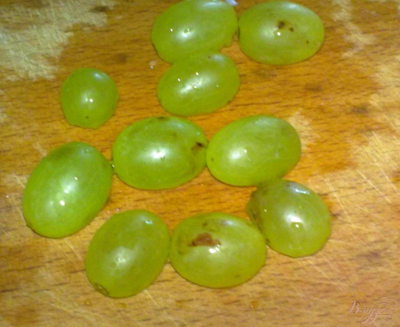 Фото приготовление рецепта: Салат с виноградом шаг №2