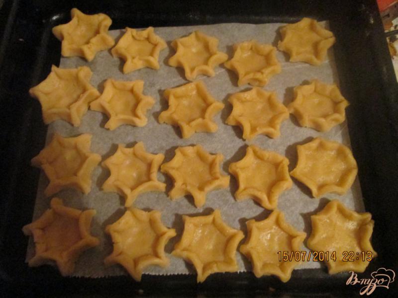 Фото приготовление рецепта: Песочное печенье с  клубничным джемом шаг №5