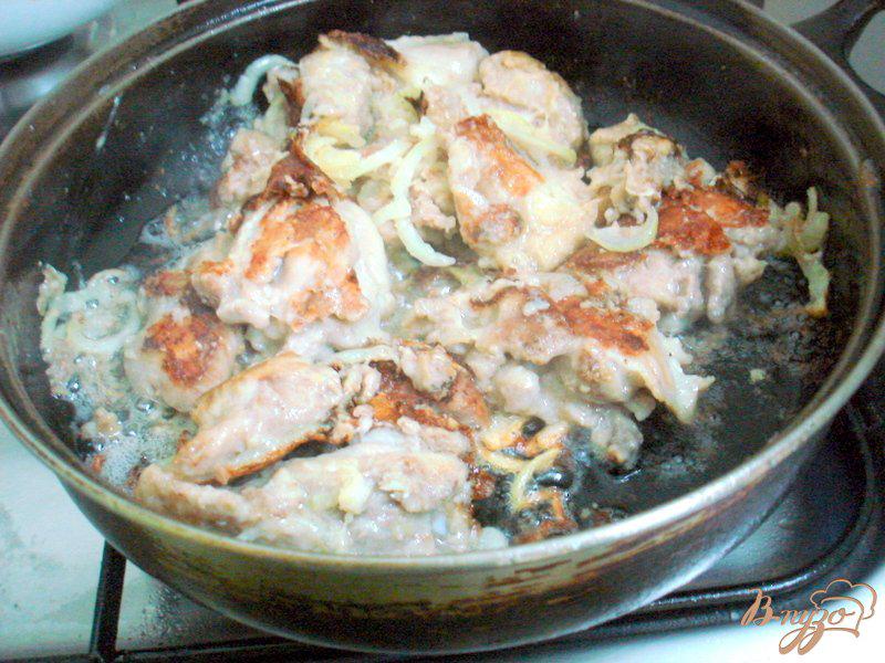 Фото приготовление рецепта: Куринные бедра в сметанном соусе шаг №3